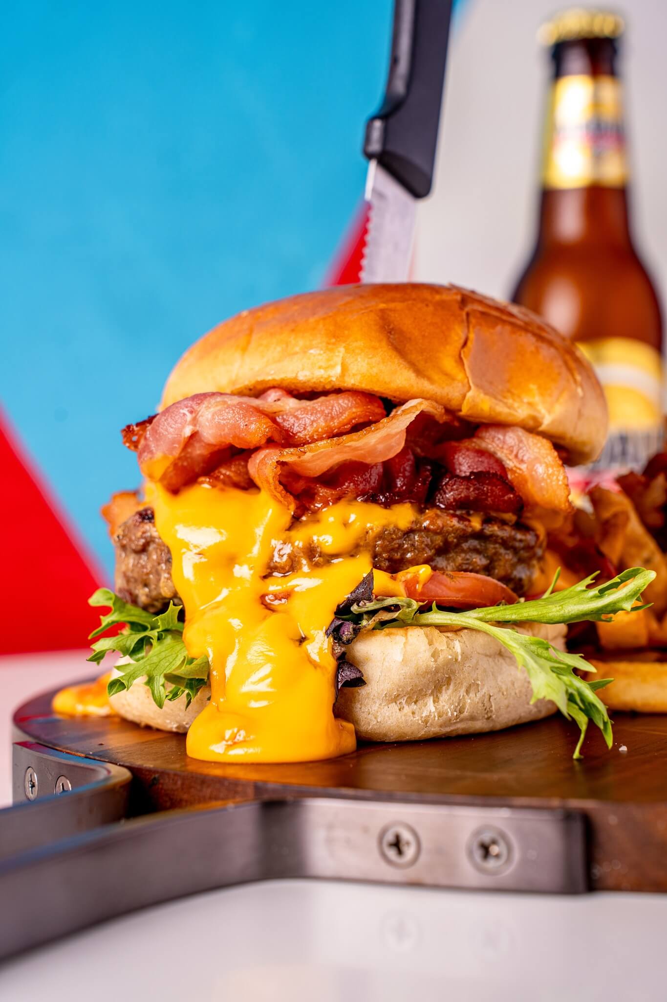 Hamburguesa de la casa con papas